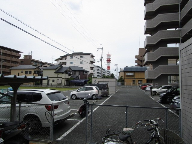 ソフィア若園の駐車場