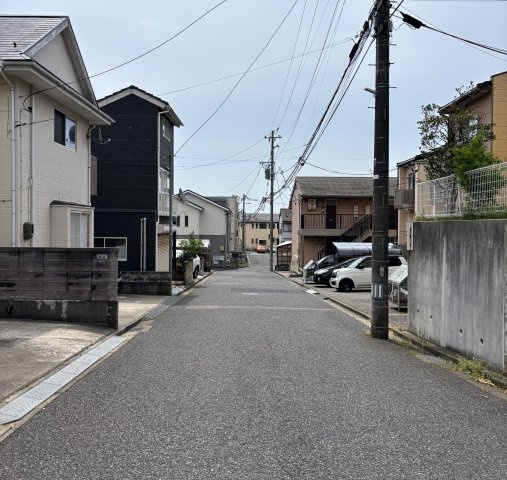 新潟市西区大学南1丁目の前面道路含む現地写真