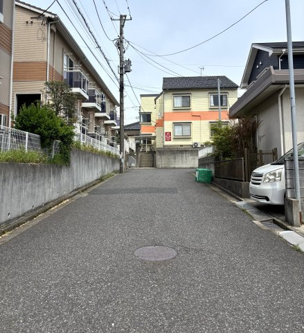 新潟市西区大学南1丁目の前面道路含む現地写真