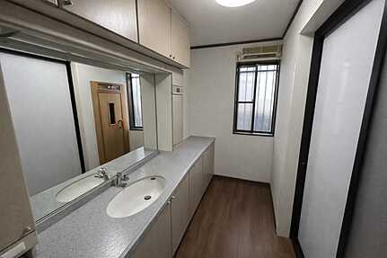 伴東8丁目中古戸建の独立洗面台