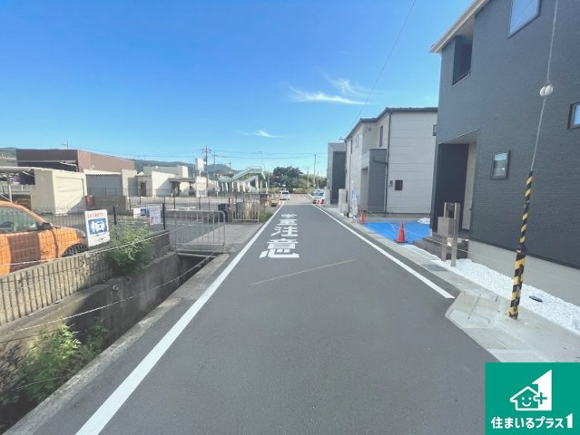 ★亀岡市篠町篠上西裏　新築一戸建ての前面道路含む現地写真|周辺は落ち着いた街並みの住宅地！子育てがしやすい住環境です！まだ未完成ですが、現地でしかわからない事もございます。是非一度ご覧ください。
