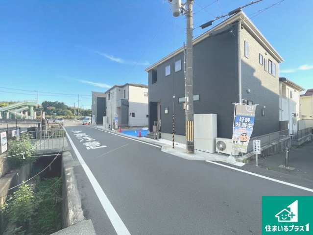★亀岡市篠町篠上西裏　新築一戸建ての前面道路含む現地写真|周辺は落ち着いた街並みの住宅地！子育てがしやすい住環境です！まだ未完成ですが、現地でしかわからない事もございます。是非一度ご覧ください。