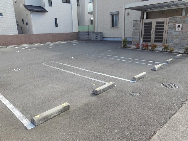 レクシエ南王子の駐車場