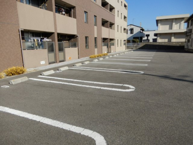 メゾン・ド・リアンⅢの駐車場