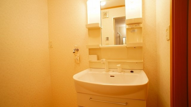 グランソレイユＡの洗面所|明るい洗面所です