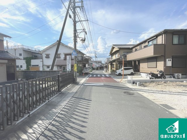 ★亀岡市河原町　第2期　新築一戸建ての前面道路含む現地写真|周辺は閑静な住宅街！前面道路広々で車の出し入れも便利です。駐車が苦手な方でも安心して車庫入れできます！