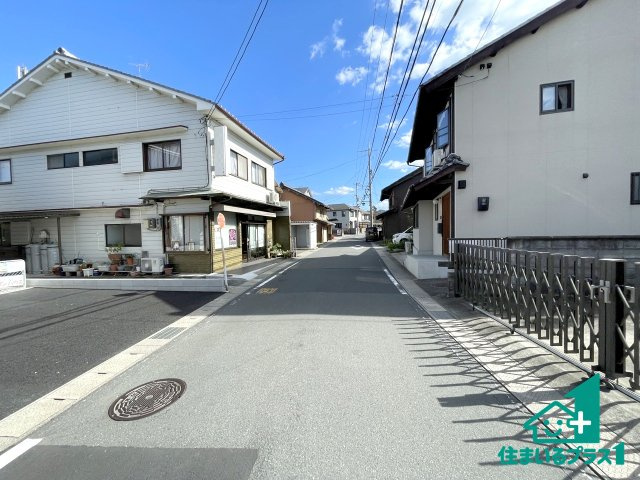 ★17(土)18(日)現地見学可能！★亀岡市河原町　第2期　ラスト1邸の前面道路含む現地写真|周辺は閑静な住宅街！前面道路広々で車の出し入れも便利です。駐車が苦手な方でも安心して車庫入れできます！