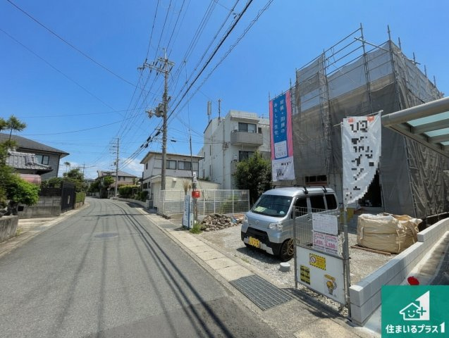 亀岡市河原町　第2期　新築一戸建ての前面道路含む現地写真|周辺は落ち着いた街並みの住宅地！子育てがしやすい住環境です！まだ未完成ですが、現地でしかわからない事もございます。是非一度ご覧ください。