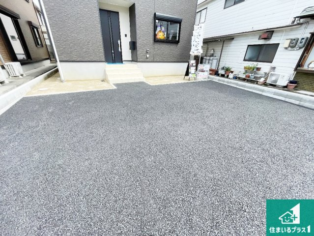 亀岡市河原町　第2期　新築一戸建ての駐車場|並列2台駐車可能！ゆとりの駐車スペースで車庫入れもスムーズ！
