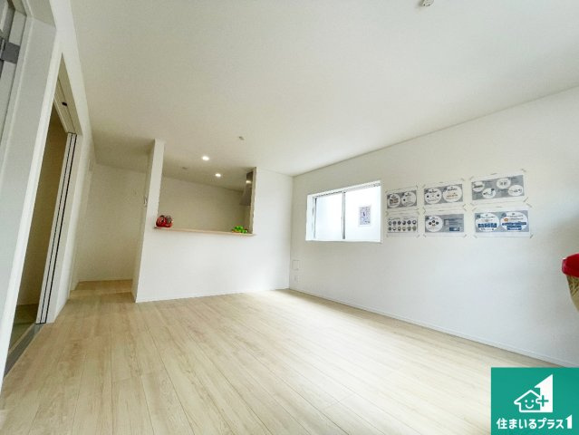 亀岡市河原町　第2期　新築一戸建ての居間・リビング|シンプルなリビングは、観葉植物等のインテリアを楽しめますね！パパ好みにも、ママ好みにも家具次第で雰囲気を変えることができます！
