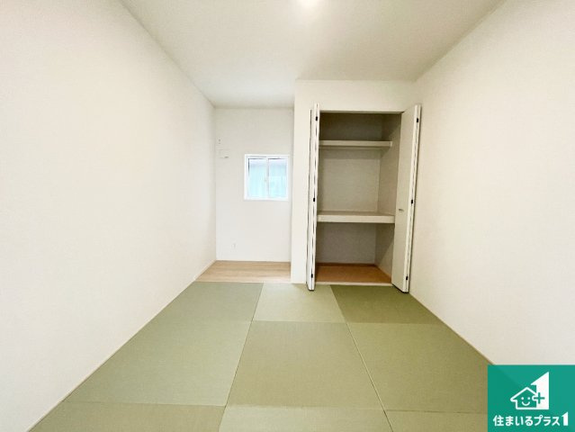 亀岡市河原町　第2期　新築一戸建ての和室|一室あると便利な和室は客間としてだけでなく、小さなお子様のプレイルームや食後のくつろぎスペースとしてもご利用いただけます。収納もついていますので大活躍間違いなし！