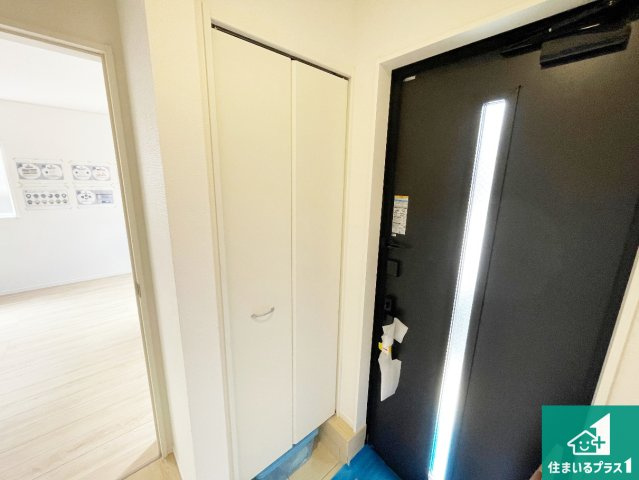 亀岡市河原町　第2期　新築一戸建ての玄関|シューズボックスにはたくさんの靴が収納できるので玄関周りはいつもスッキリ！ご家族が増えても安心！