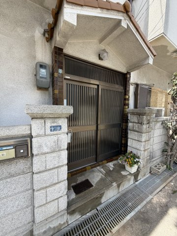 駒ヶ林町6丁目　貸家のエントランス|建物の内部です