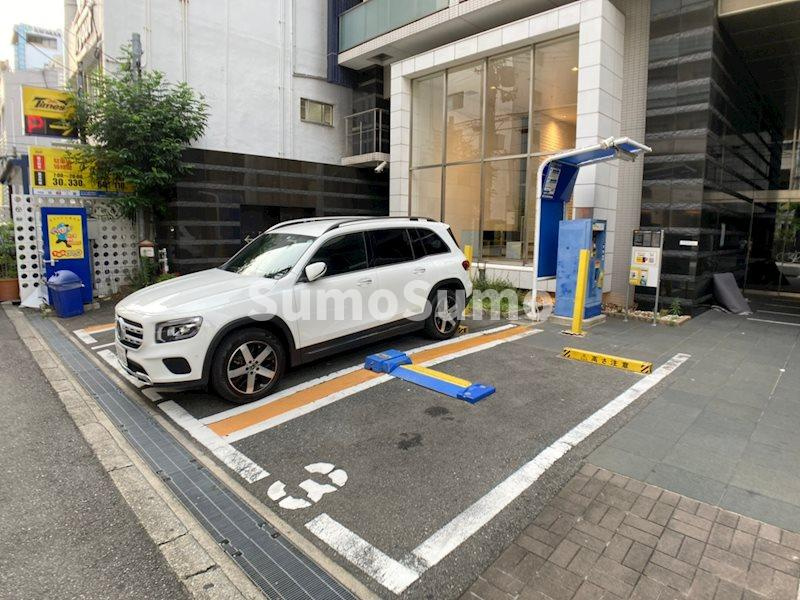 レジェンドール心斎橋EASTの駐車場