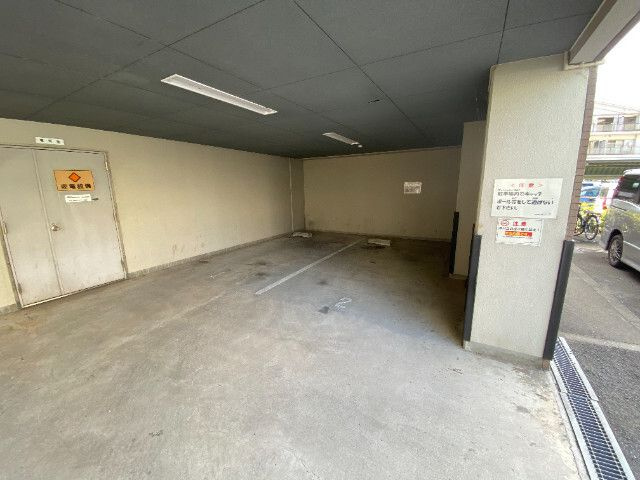 メゾン・ドール宝塚 の駐車場