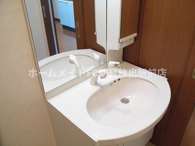 大阪市城東区鴫野西３丁目のハイツの独立洗面台