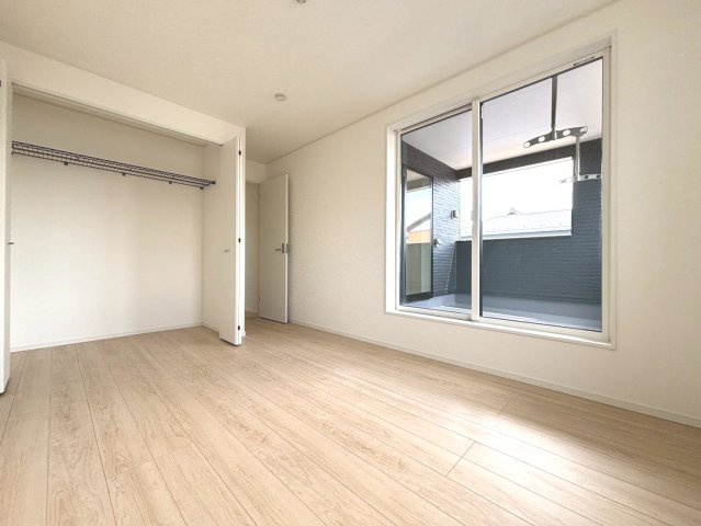 【商談中】クワイエ　大垣市昼飯町第12　全1区画分譲の洋室|建具やクロスなどをトータルデザインでコーディネートしており、室内に落ち着きと安らぎを与えてくれます。
全居室収納付き！寝室やお子様のお部屋がスッキリ片付きます。