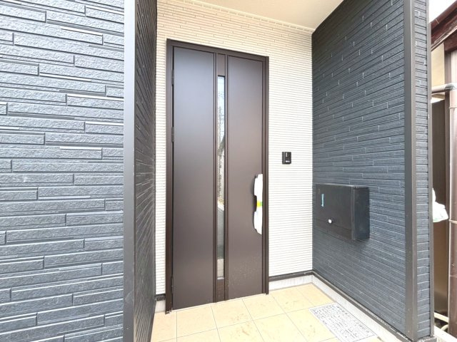 【商談中】クワイエ　大垣市昼飯町第12　全1区画分譲の玄関|玄関ドアの取手ハンドル部分にセンサーがついて、カードタイプ・シールタイプのキーで施錠が可能で便利です。
お買い物の荷物で手が塞がっていても、楽々開錠できます。毎日の外出前の時間も短縮されて快適です！