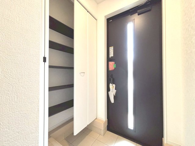 【商談中】クワイエ　大垣市昼飯町第12　全1区画分譲の玄関|大容量のシューズ収納付きで玄関周りもすっきり！玄関ドアからの光が玄関ホールを明るくしてくれます。