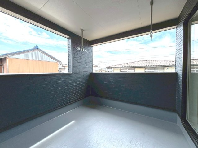 【商談中】クワイエ　大垣市昼飯町第12　全1区画分譲のバルコニー|バルコニーは南向きで洗濯物もよく乾きます！強度と表面積硬度を持つFPRで防水しています。