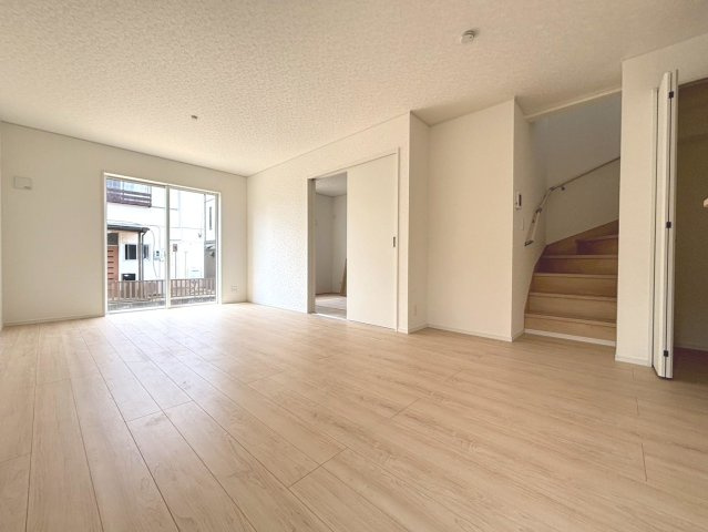 【商談中】クワイエ　大垣市昼飯町第12　全1区画分譲の居間・リビング|フローリング材は木目調でナチュラルな美しさ。様々な傷やクラックの発生を大幅に抑える特殊加工済みです。
床材に受ける様々な傷や、温度・湿度変化によるクラックの発生を大幅に抑える特殊加工を施工済み。