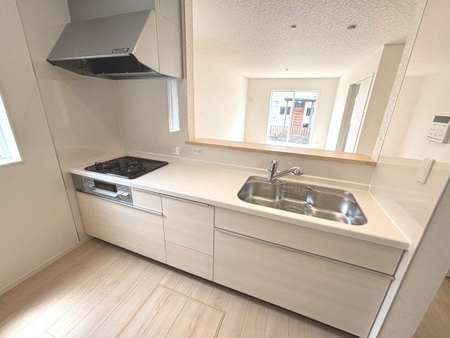 【商談中】クワイエ　大垣市昼飯町第12　全1区画分譲のキッチン|お手入れがラクなステンレスをワークスペース部分トップに使用した、機能的で美しいシステムキッチンです。
浄水器組込み水栓でシンクまわりがスッキリ広々お使いいただけます。フラットな造りでお掃除も楽々です。