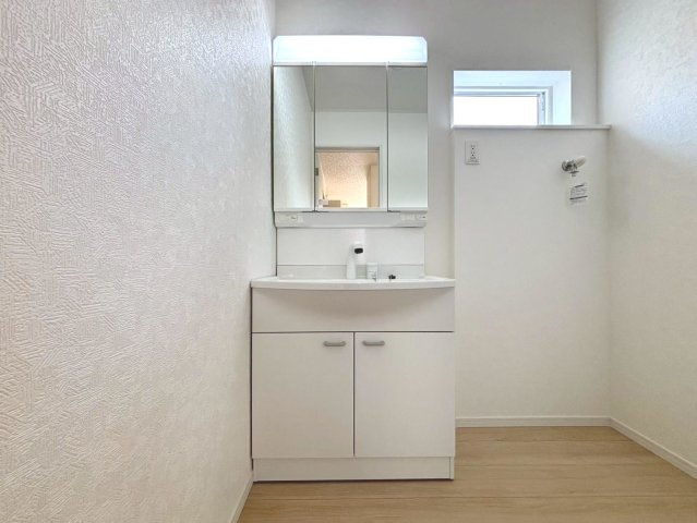 【商談中】クワイエ　大垣市昼飯町第12　全1区画分譲の独立洗面台|床材に受ける様々な傷や、温度・湿度変化による、クラックの発生を大幅に抑える特殊加工を施工済みです。
水栓はリフトアップできて両手が使えます。またハンドシャワーでも使えます。