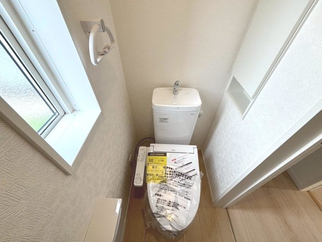 【商談中】クワイエ　大垣市昼飯町第12　全1区画分譲のトイレ|超表面平滑加工とイオンパワーの「セフィオンテクト」加工で、汚れが付きにくく落ちやすい仕様のトイレです。
またツイントルネード洗浄で少ない水でも前方の返し部分から後方部までしっかり洗浄できます！