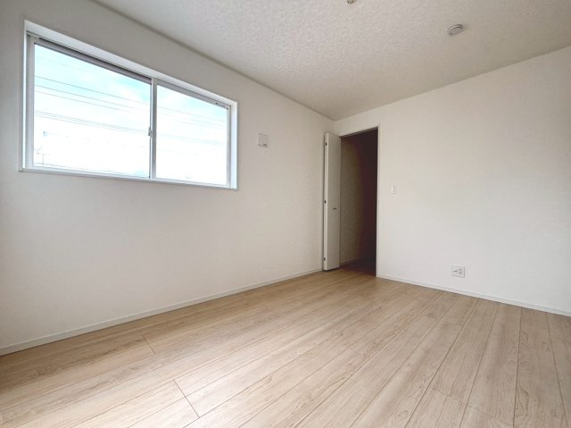 【商談中】クワイエ　大垣市昼飯町第12　全1区画分譲の寝室|全居室にたっぷり収納できる大型収納を設置。窓ガラスは、断熱性能や結露防止効果の高いペアガラスを採用！
高い断熱性と共にガラス面の結露対策にも効果を発揮し湿気によるカビの発生を抑止します。