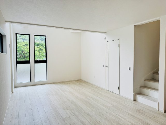 八王子市　元本郷町　新築一戸建て　１２期の居間・リビング|～24.2帖の明るく開放感のあるLDKで、家族団欒の時間をお過ごしいただけます～