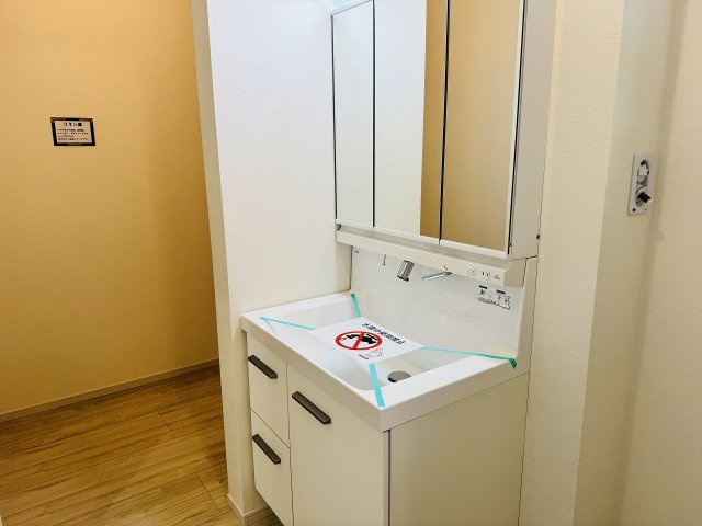 八王子市　元本郷町　新築一戸建て　１２期の独立洗面台|～３面鏡付きの独立洗面台　細々している物をスッキリ収納出来ます～