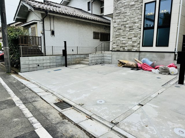 八王子市　元本郷町　新築一戸建て　１２期の駐車場|～並列2台駐車可能カースペース付き～