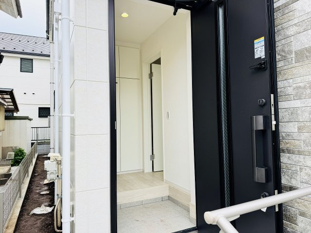 八王子市　元本郷町　新築一戸建て　１２期の玄関|～雨の日も安心のポーチ付き玄関～
