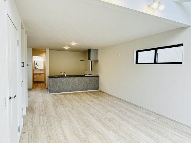 八王子市　元本郷町　新築一戸建て　１２期の居間・リビング|～24.2帖の明るく開放感のあるLDKで、家族団欒の時間をお過ごしいただけます～
