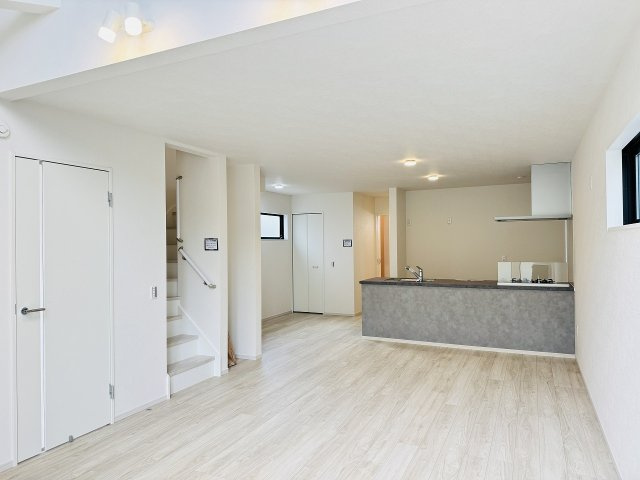 八王子市　元本郷町　新築一戸建て　１２期の居間・リビング|～24.2帖の明るく開放感のあるLDKで、家族団欒の時間をお過ごしいただけます～