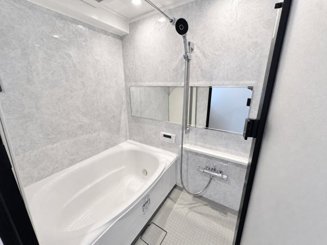 ハイツ三軒茶屋の浴室|落ち着きあるカラーで統一されたバスルーム。ゆったりとした浴槽が一日の疲れを優しく癒し、心安らぐ寛ぎの時間を演出します。 