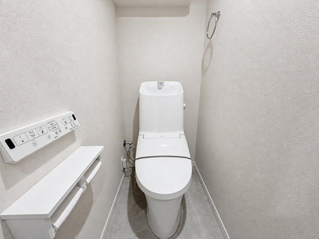 ハイツ三軒茶屋のトイレ|清潔感と落ち着きに配慮されたトイレスペース。シンプルで洗練された空間が、毎日を快適に支えてくれます