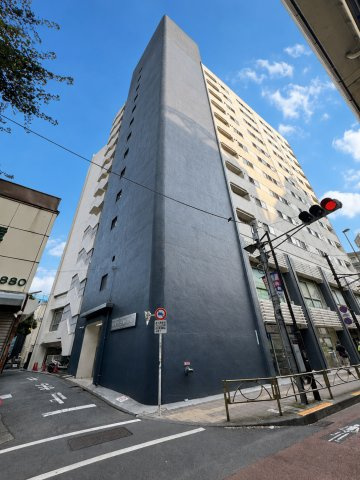 ハイツ三軒茶屋の外観|重厚感あるフォルムと気品漂うデザインが印象的なマンション外観。住まう誇りを感じさせる佇まいが、街の景観を美しく演出します。 
