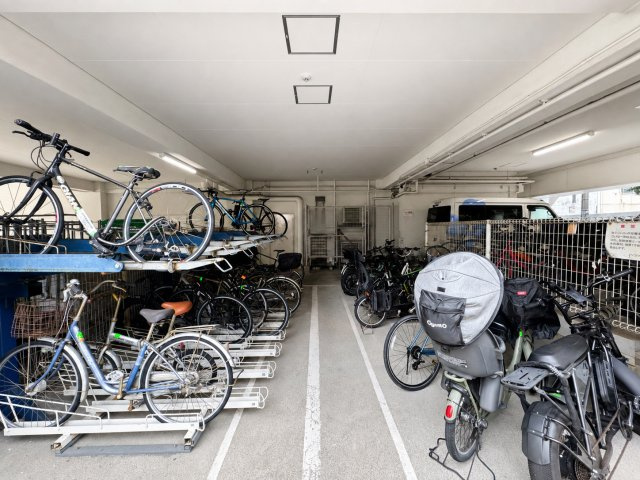ハイツ三軒茶屋の周辺|エントランスや駐車場、ちょっとしたお庭部分のお手入れが行き届いていてとてもキレイでした。資産価値を高める部分としては重要なことです。