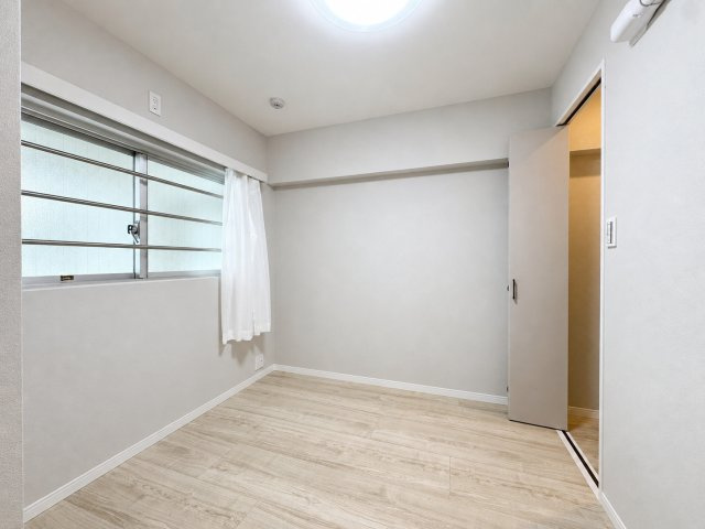 ハイツ三軒茶屋の洋室|心から寛げるプライベート空間として、ゆったりとした時間を過ごせる洋室。シンプルなデザインが、お好みのインテリアを引き立てます。