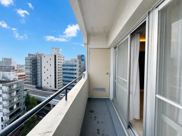 ハイツ三軒茶屋のバルコニー|爽やかな陽光と心地よい風を感じられるバルコニー。洗濯物を干すだけでなく、寛ぎの空間としてもご活用いただけます。 