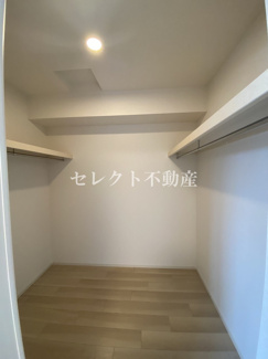 【収納】 | ベル・アヴニール　Ⅱ | 【ベル・アヴニール　Ⅱ】ウォークインクローゼットで床がフラットなのでキャスター付きボックスが利用できて衣替えも簡単です。