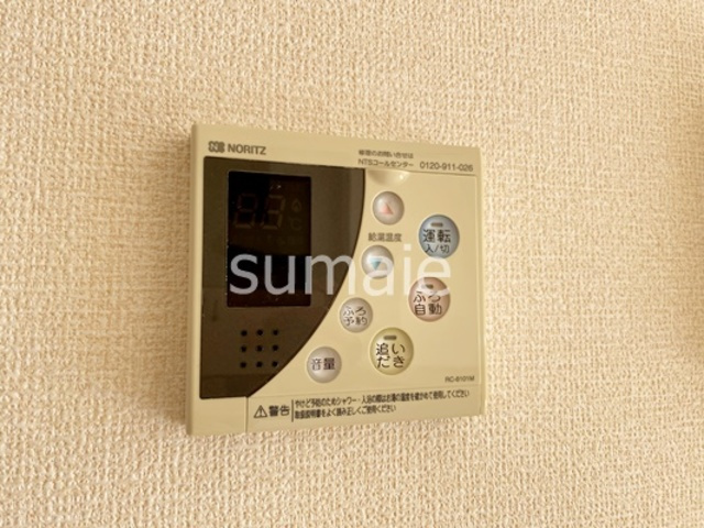 プリムヴェール十番館の設備|キッチンの給湯パネル。
