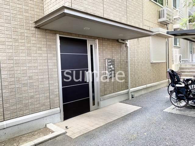 プリムヴェール十番館のロビー|雨でも困らない屋根付き！
