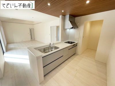 【キッチン】 | Livele Garden.S熊谷市肥塚第3　【平屋】新築住宅 | ≪1号棟≫共働きでも無理なく使える効率的なレイアウト。夕食の準備も、家族の会話を楽しみながら進められる、心地よいキッチンです。
現地(2026年8月撮影)