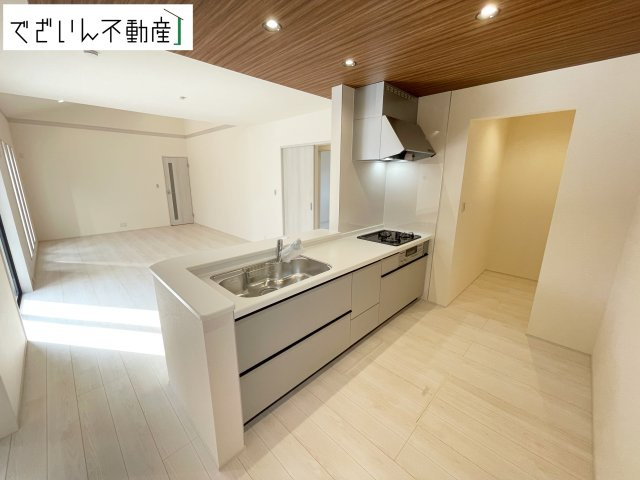 【キッチン】 | Livele Garden.S熊谷市肥塚第3　【平屋】新築住宅 | ≪1号棟≫共働きでも無理なく使える効率的なレイアウト。夕食の準備も、家族の会話を楽しみながら進められる、心地よいキッチンです。
現地(2026年8月撮影)