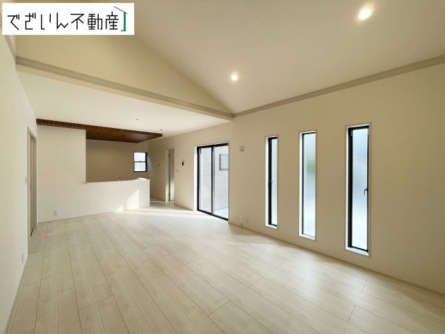 【居間・リビング】 | Livele Garden.S熊谷市肥塚第3　【平屋】新築住宅 | ≪1号棟≫細部まで丁寧に仕上げられた内装が、日々の生活を豊かに彩ります。家族の思い出が増えていく場所に。
現地(2026年8月撮影)