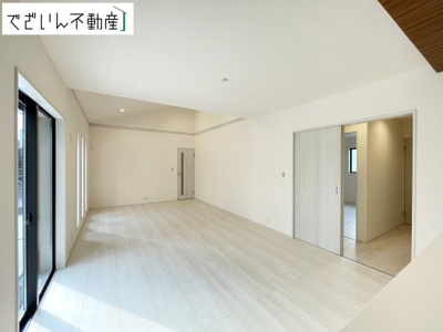 【居間・リビング】 | Livele Garden.S熊谷市肥塚第3　【平屋】新築住宅 | ≪1号棟≫広がるやすらぎのプライベート空間。大きい窓から射しこむ眩い光が、広々としたリビング空間を鮮やかに映し出します。
現地(2026年8月撮影)