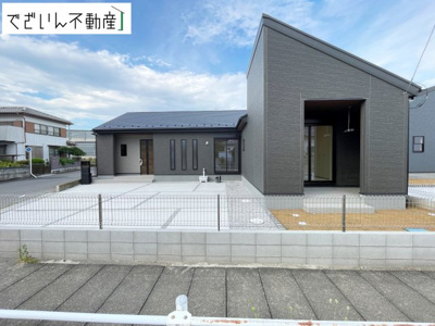 【外観】 | Livele Garden.S熊谷市肥塚第3　【平屋】新築住宅 | ≪1号棟≫南向きの穏やかな佇まいが、家族の新しい日常を優しく包み込む。静かな街並みに、安心して子育てできる環境が整っています。
現地(2026年8月撮影)