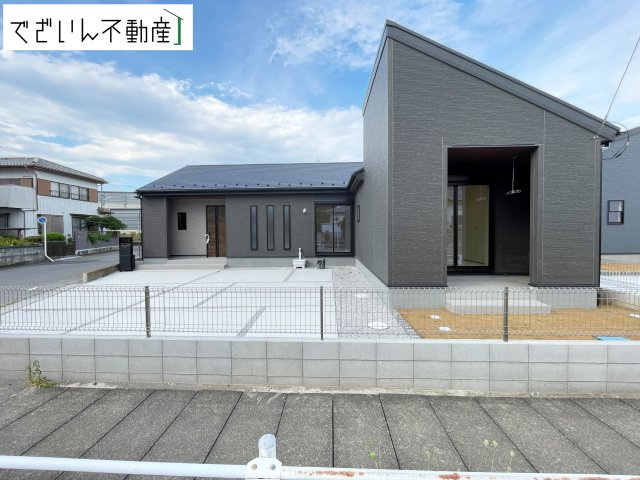 【外観】 | Livele Garden.S熊谷市肥塚第3　【平屋】新築住宅 | ≪1号棟≫南向きの穏やかな佇まいが、家族の新しい日常を優しく包み込む。静かな街並みに、安心して子育てできる環境が整っています。
現地(2026年8月撮影)
